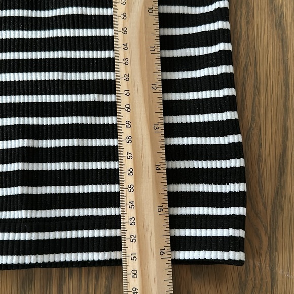 Aura Cropped Tee T-Shirt sz M-L Women’s Ribbed Black White Stripes Stretch Comfy - Picture 4 of 5
